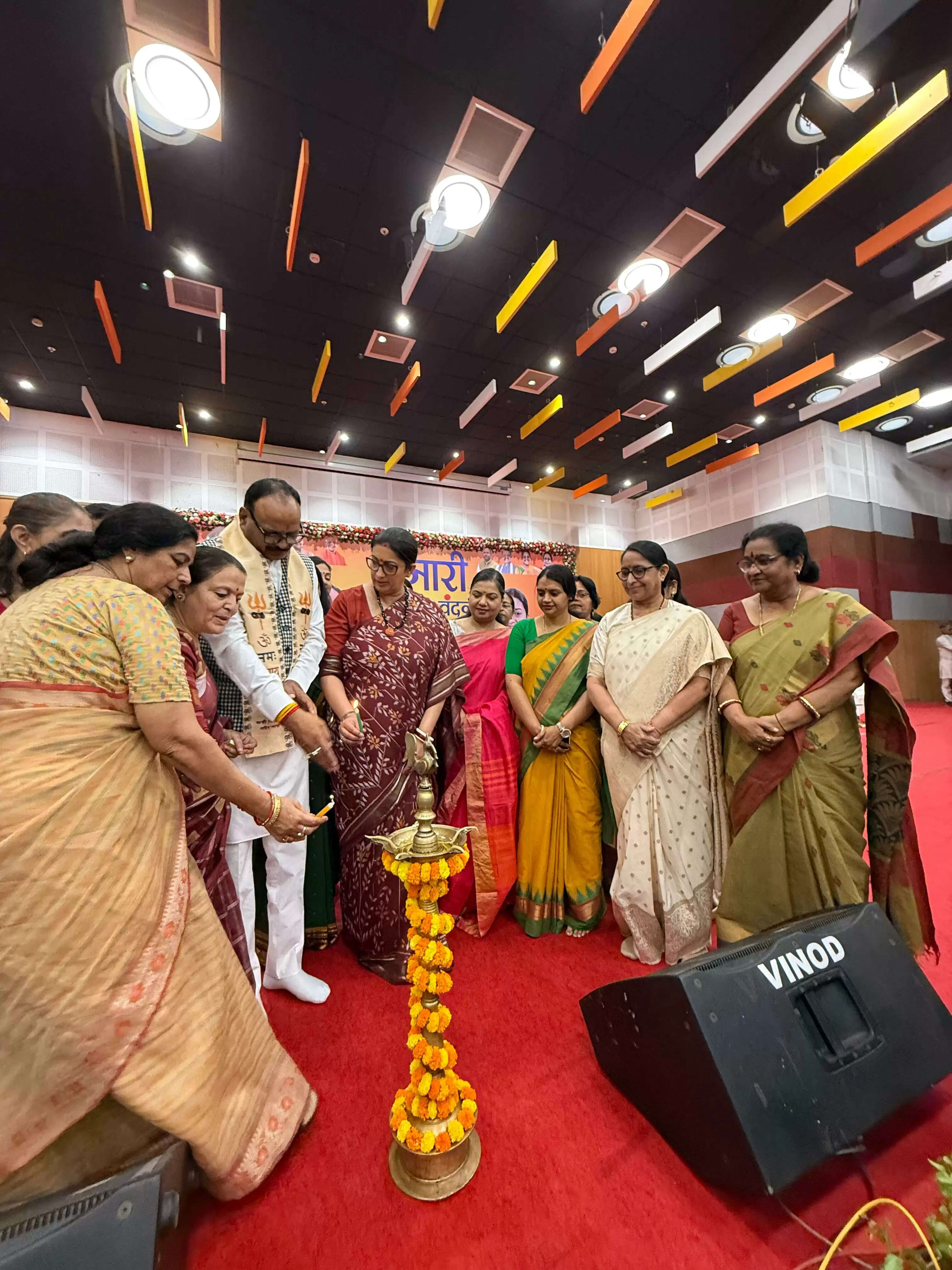 स्मृति ईरानी ने सपा प्रमुख काे गाेरखपुर से चुनाव लड़कर जीतने की दी चुनाैती