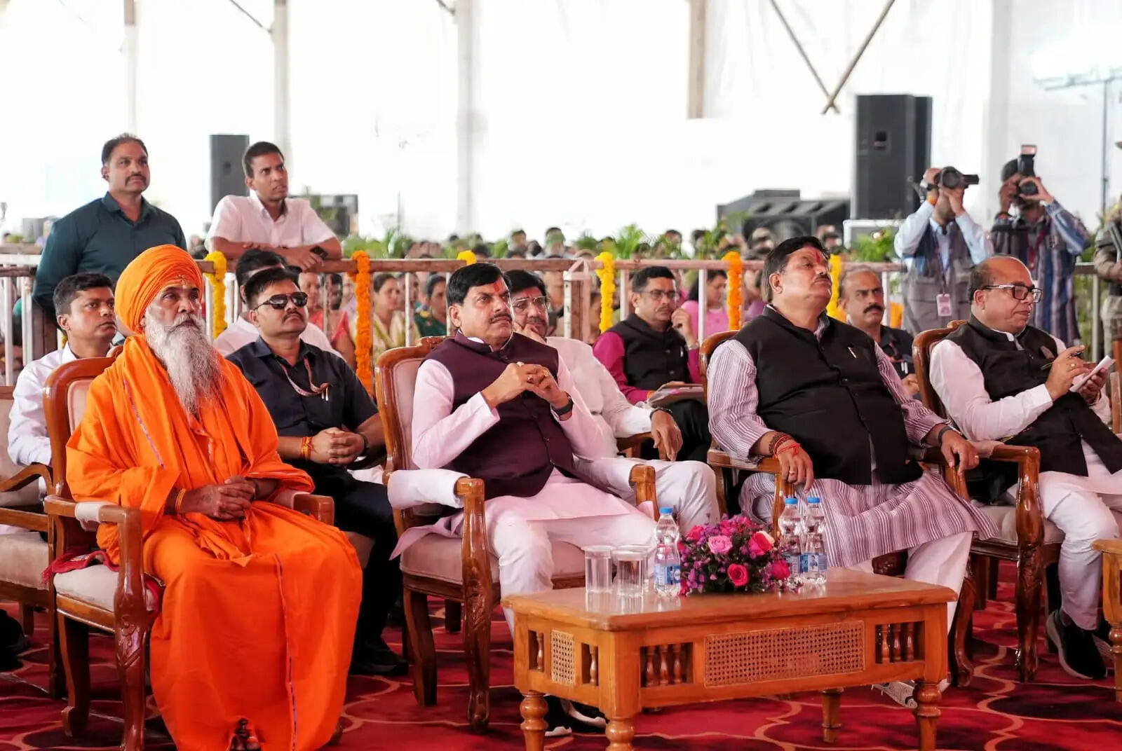 मुख्यमंत्री डॉ. यादव ने उज्जैन और भाजपा&nbsp;प्रदेश अध्यक्ष&nbsp;ने भोपाल में कुली भाईयों के साथ&nbsp;सुनी ‘मन की बात’