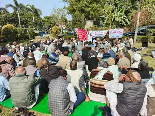 पलवल में सेवानिवृत्त कर्मचारियों का प्रदर्शन, आठवें वेतन आयोग से वंचित रखने का आरोप