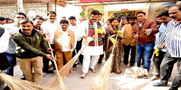 मप्रः भूतेश्वर मंदिर पहुंचे खाद्य मंत्री राजपूत, झाडू लगाकर दिया स्वच्छता का संदेश