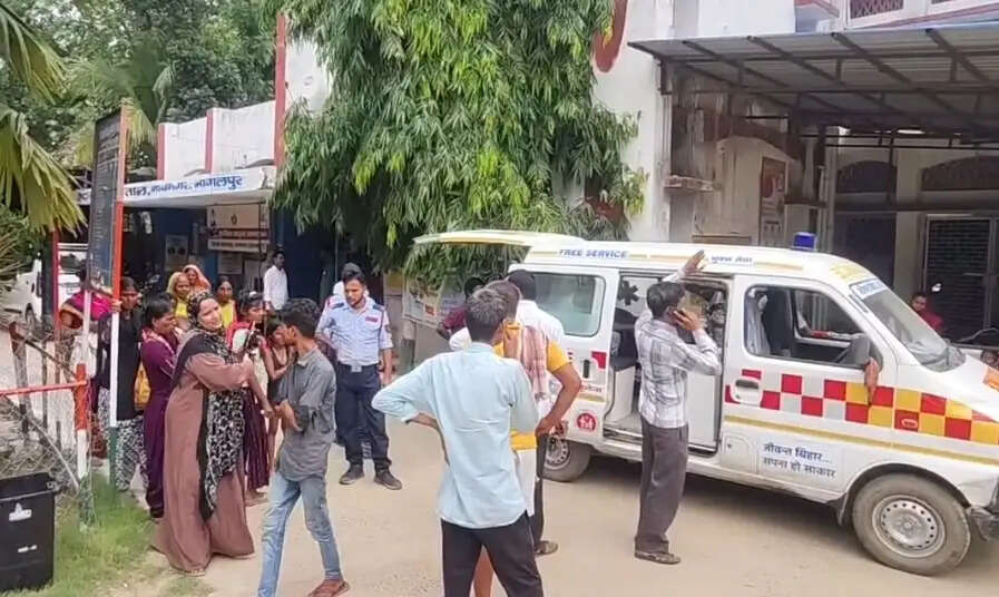 मालगाड़ी की चपेट में आने से युवक घायल, हालत गंभीर
