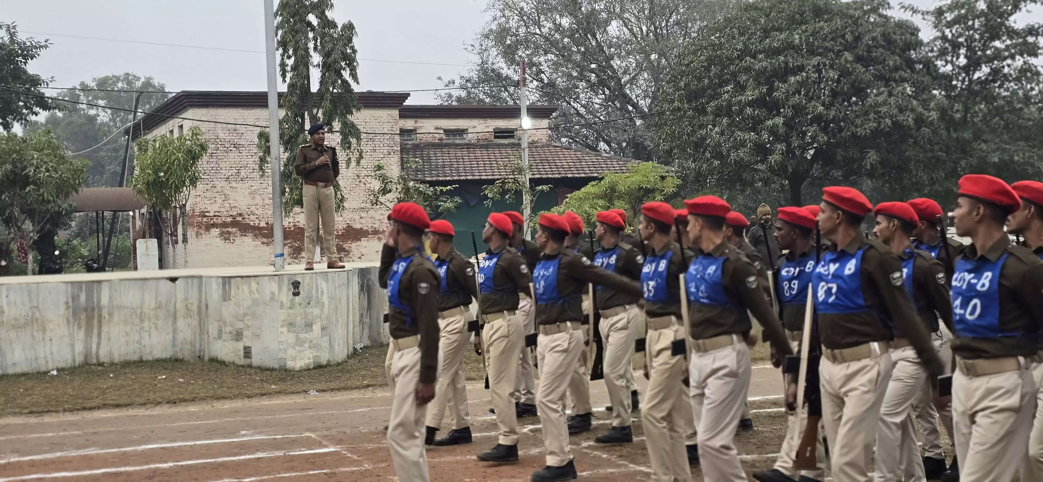 सारण ग्रामीण एसपी ने पुलिस केंद्र में रैतिक परेड का किया निरीक्षण जवानों को दिए फिटनेस के टिप्स