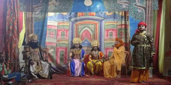 रामानुजगंज में सात दिवसीय रामलीला महोत्सव शुरू, मिर्जापुर के कलाकारों की प्रस्तुति देखने उमड़ रहे दर्शक