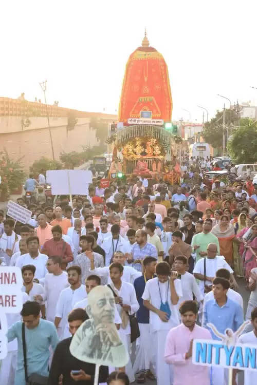 सुन्दर सजीले रथ पर सवार होकर निकले श्रीकृष्ण-बलराम