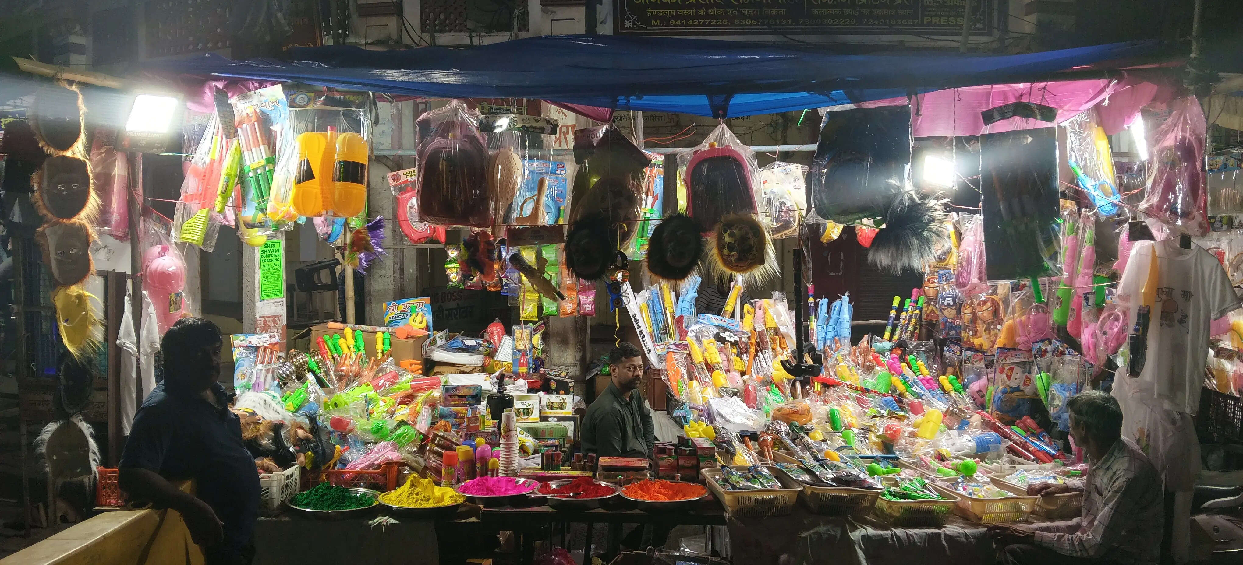 अलवर में सजा होली का रंगीन बाजार, त्रिशूल से मिसाइल तक की अनोखी पिचकारियों की धूम