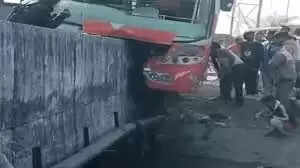 सीहोर: अनियंत्रित होकर नहर की पुलिया से टकराई बस, 22 घायल, दो की हालत गंभीर