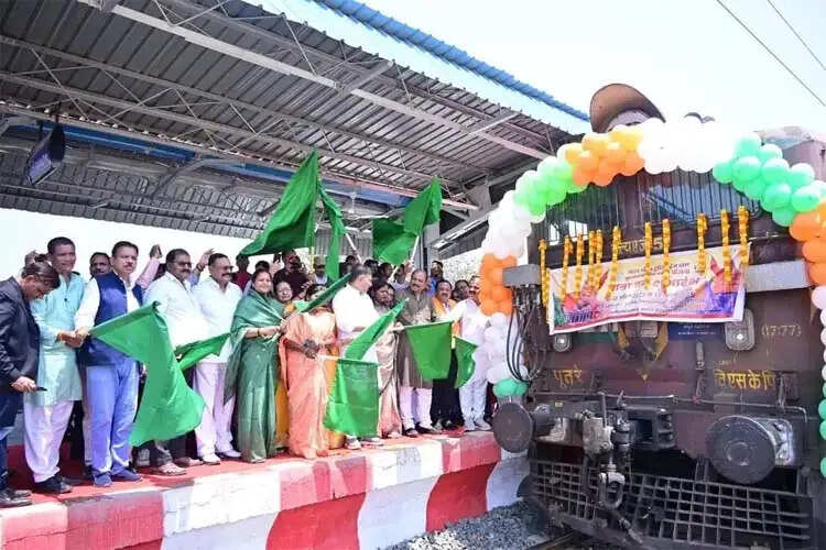 मुख्यमंत्री तीर्थ दर्शन योजना : मंत्री राजवाड़े ने हरी झंडी दिखाकर किया विशेष ट्रेन को रवाना