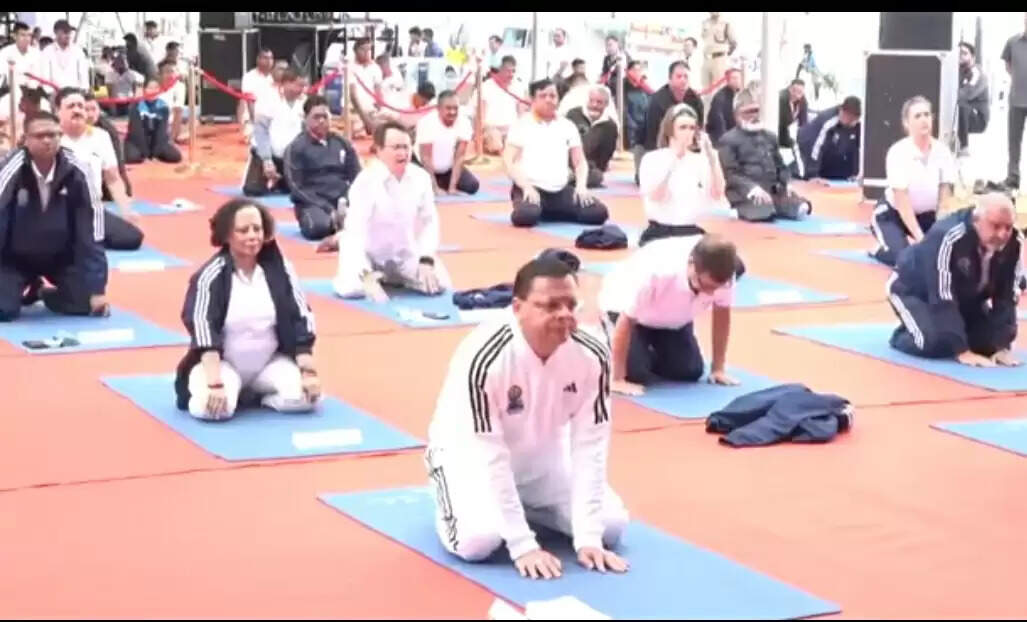 देवभूमि योगमय, राष्ट्रपति मुर्मु ने देहरादून में किया योग, कहा-देश के योग, चेतना और विरासत का केंद्र है उत्तराखंड