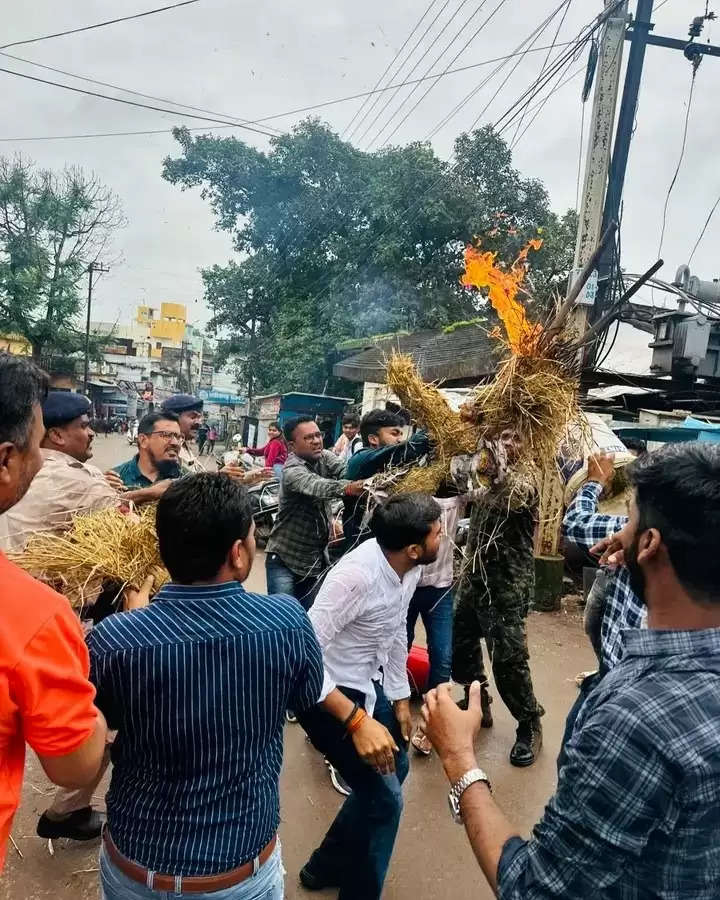 भाजपा सांसद अनुराग ठाकुर का कांग्रेसियों ने फूंका पुतला