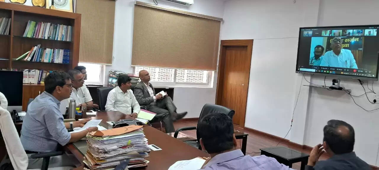 सचिव ने सिविल सर्जन से कर्मियों की कमी दूर करने का दिया निर्देश