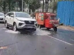 भोपाल में लोक भवन के सामने फूटी पाइपलाइन, 150 मीटर सड़क धंसी,&nbsp;जर्जर हिस्से से ही गुजरी विधानसभा अध्यक्ष की गाड़ी