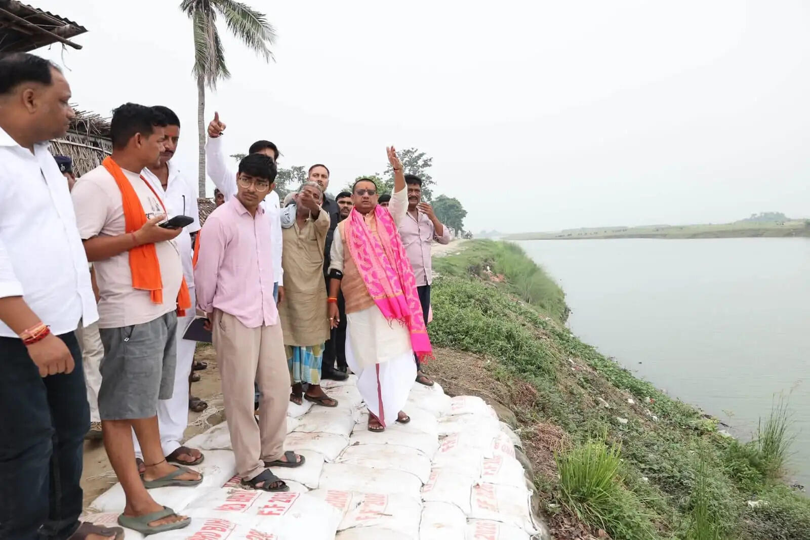 नरकटिया- नन्हकार गंगा जमींदारी तटबंध पर चल रहे फ्लड फाइटिंग कार्य का किया निरीक्षण
