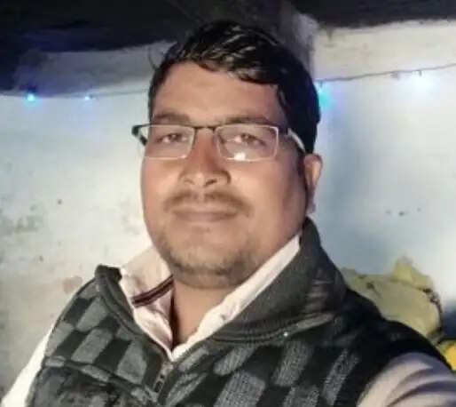 मुंबई से गुवाहाटी जा रहे डीसीएम की वाराणसी में भारी ट्रक से टक्कर, केबिन काटकर निकाला गया चालक का शव