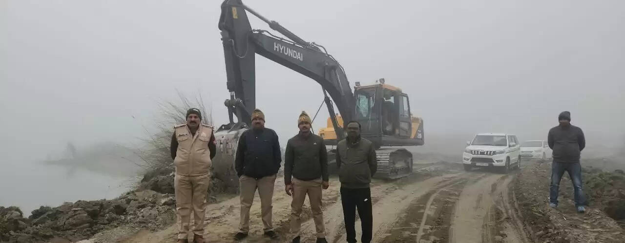 कोहरे में अवैध खनन करते पोकलैंड पकड़ी