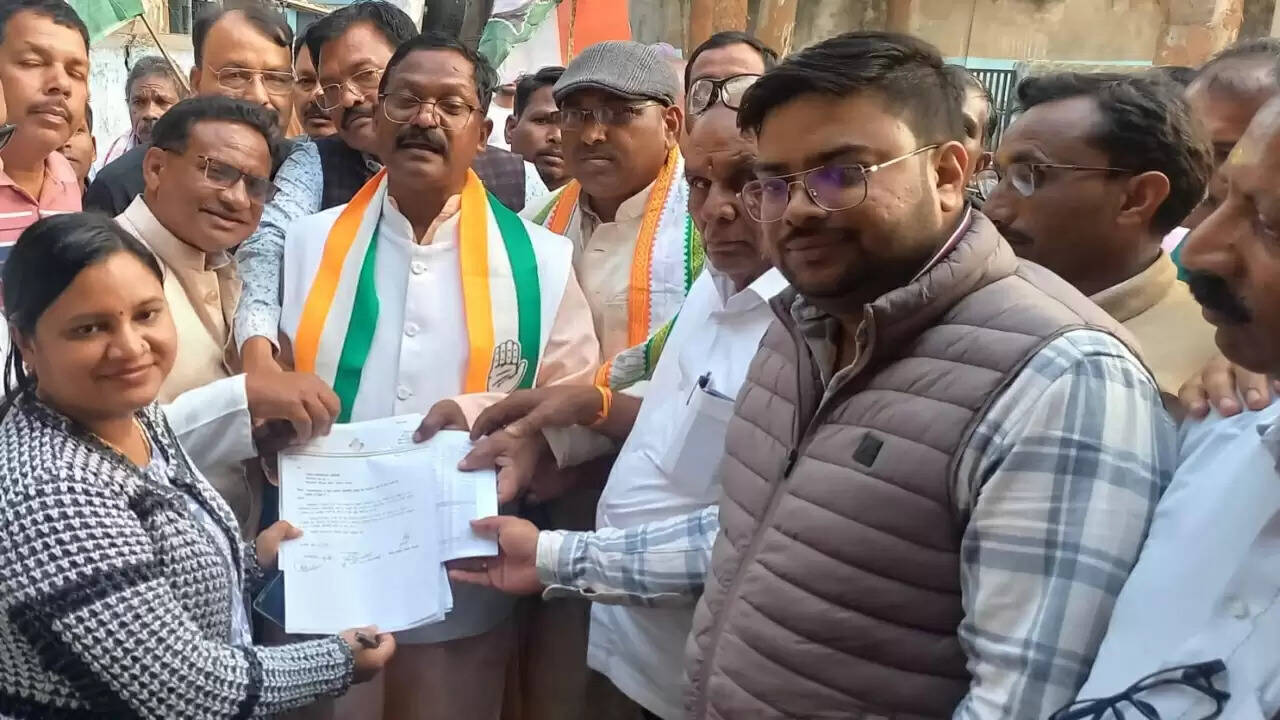 अंबिकापुर : मनरेगा का नाम बदलने के विरोध में कांग्रेस का प्रदर्शन, तहसीलदार को सौंपा ज्ञापन