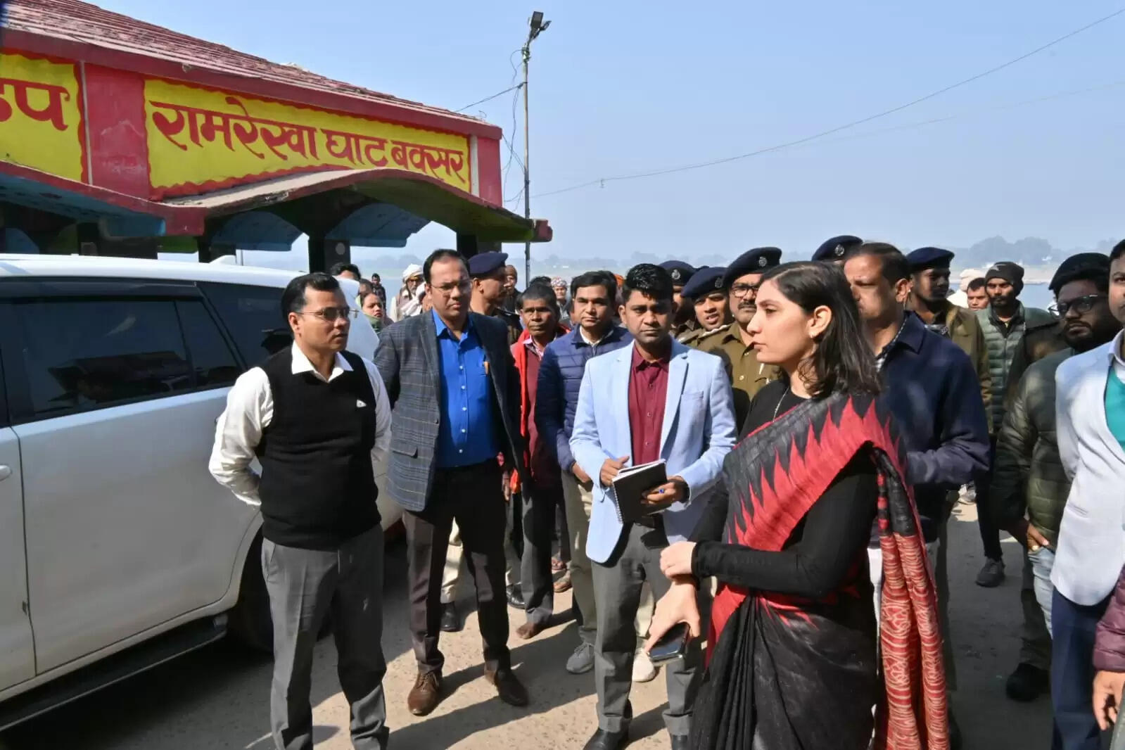 मकर संक्रांति व मौनी अमावस्या को लेकर घाटों का डीएम ने किया निरीक्षण