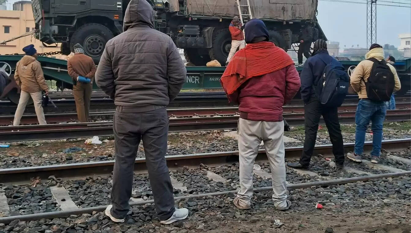 बिहार के मुजफ्फरपुर में मिलिट्री स्पेशल ट्रेन पर लदा ट्रक ओएचई से टकराया, आग लगने से रेल परिचालन बाधित