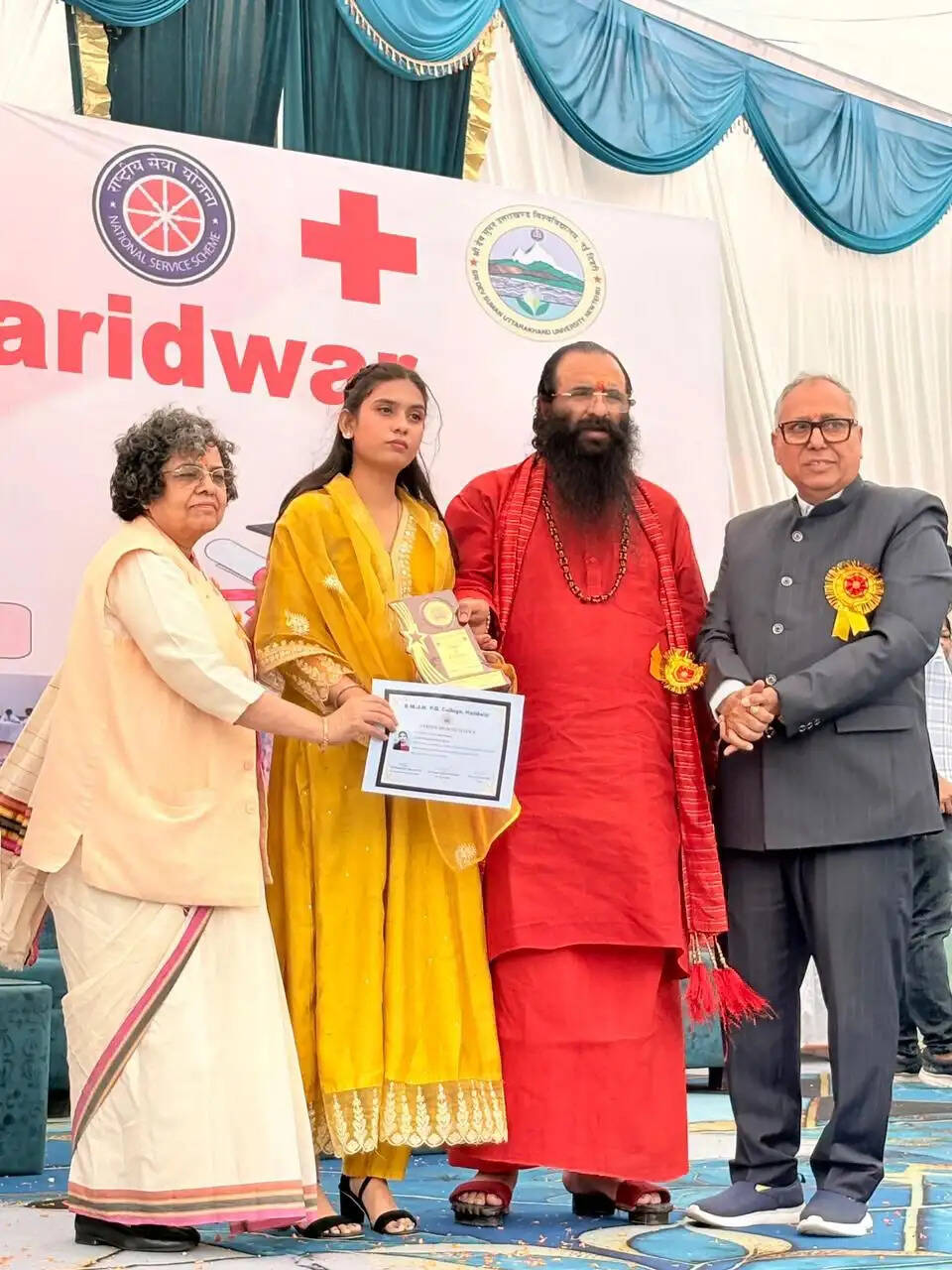 प्रोफेसर सुनील कुमार बत्रा को मिला आउटस्टैंडिंग लीडरशिप अवार्ड