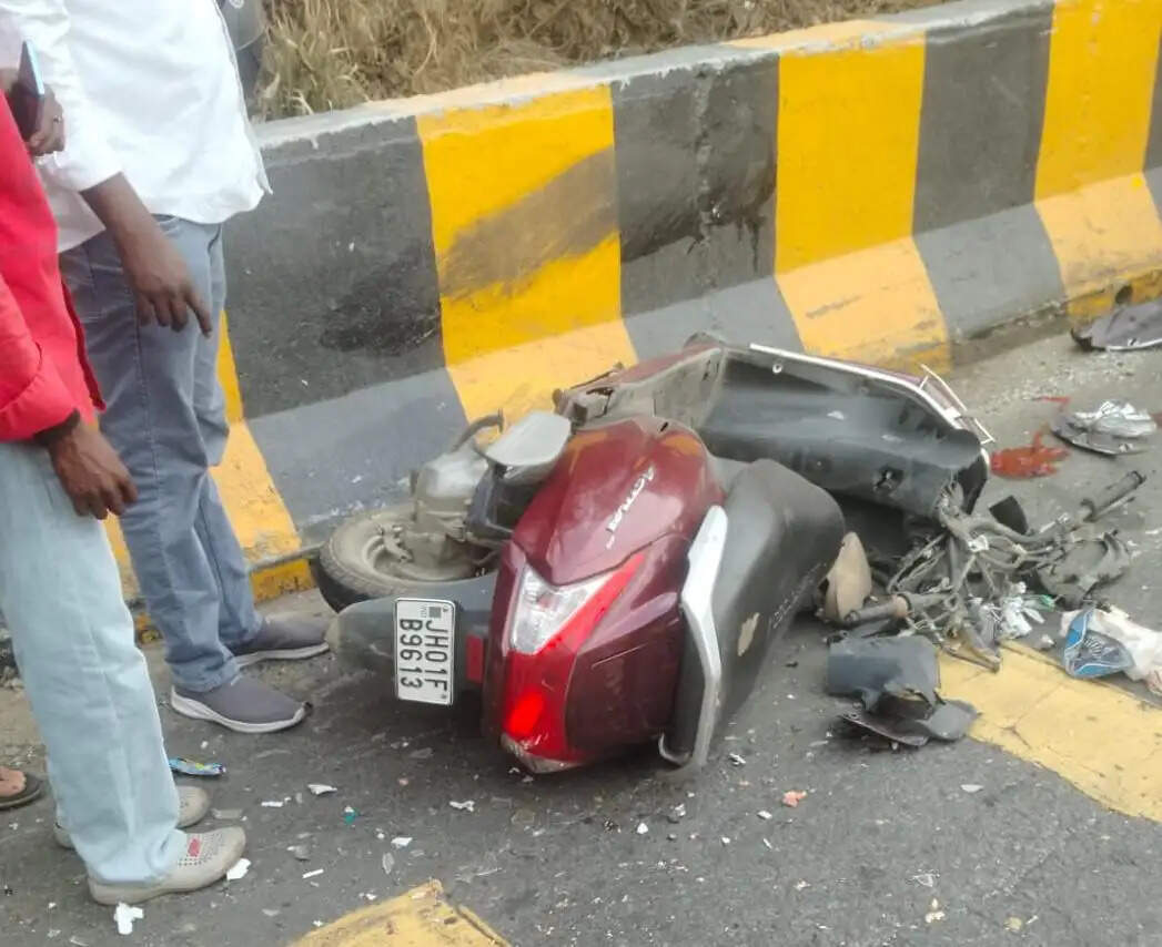 अज्ञात वाहन ने स्कूटी सवार दो युवकों को मारी टक्कर, एक की मौत
