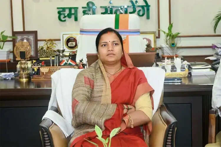 'मन की बात' से विकसित भारत का संकल्प हुआ और मजबूत, प्रधानमंत्री के प्रेरक संदेशों का मंत्री लक्ष्मी राजवाड़े ने किया श्रवण