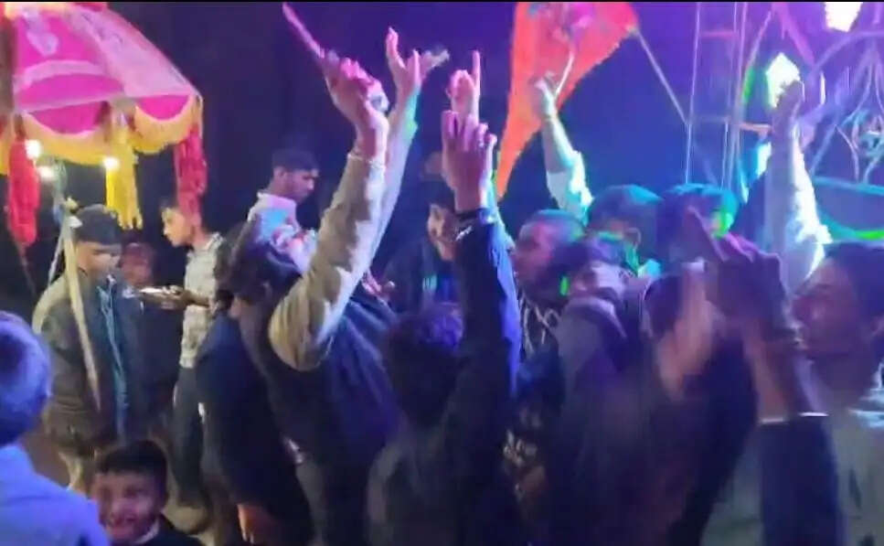 शिव बारात के दौरान युवक ने लहराया कट्टा, वीडियो वायरल