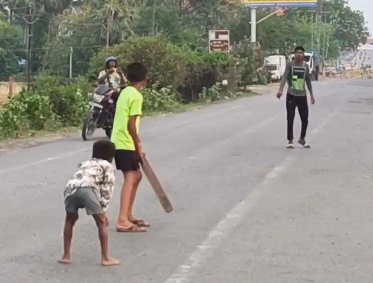 विक्रमशिला पुल क्षतिग्रस्त, पहुंच पथ बना बच्चों का खेल मैदान