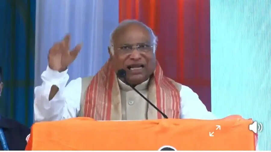 असम में खड़गे ने जारी किए पांच चुनावी गारंटी, भाजपा पर तीखा हमला