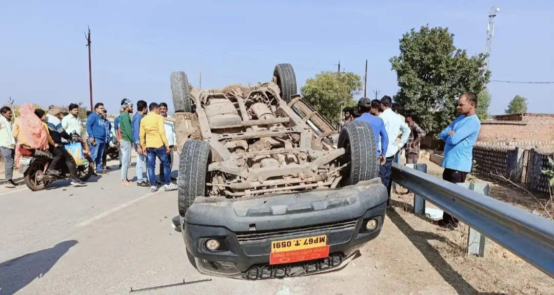 अशोकनगर: जनपद सीईओ की गाड़ी पलटी, सीईओ समेत चार घायल