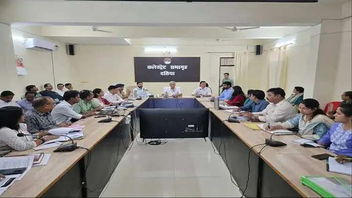 ग्वालियरः योजनाओं में तेजी लाने के लिए संभागीय आयुक्त ने दिए कड़े निर्देश
