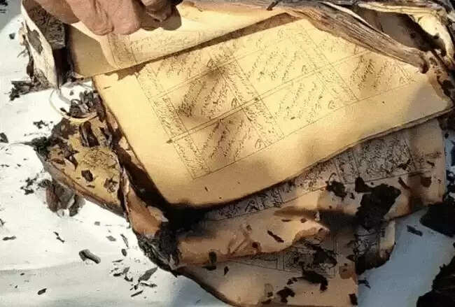 रतलामः रिटायर्ड टीचर पर कुरान शरीफ जलाने का आरोप, मुस्लिम समुदाय ने थाना घेरा