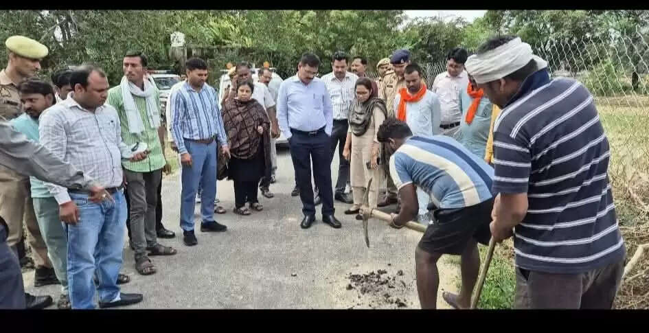 मानक विहीन सड़क निर्माण पर डीएम सख्त, भुगतान पर लगी रोक व जेई पर गिरी गाज