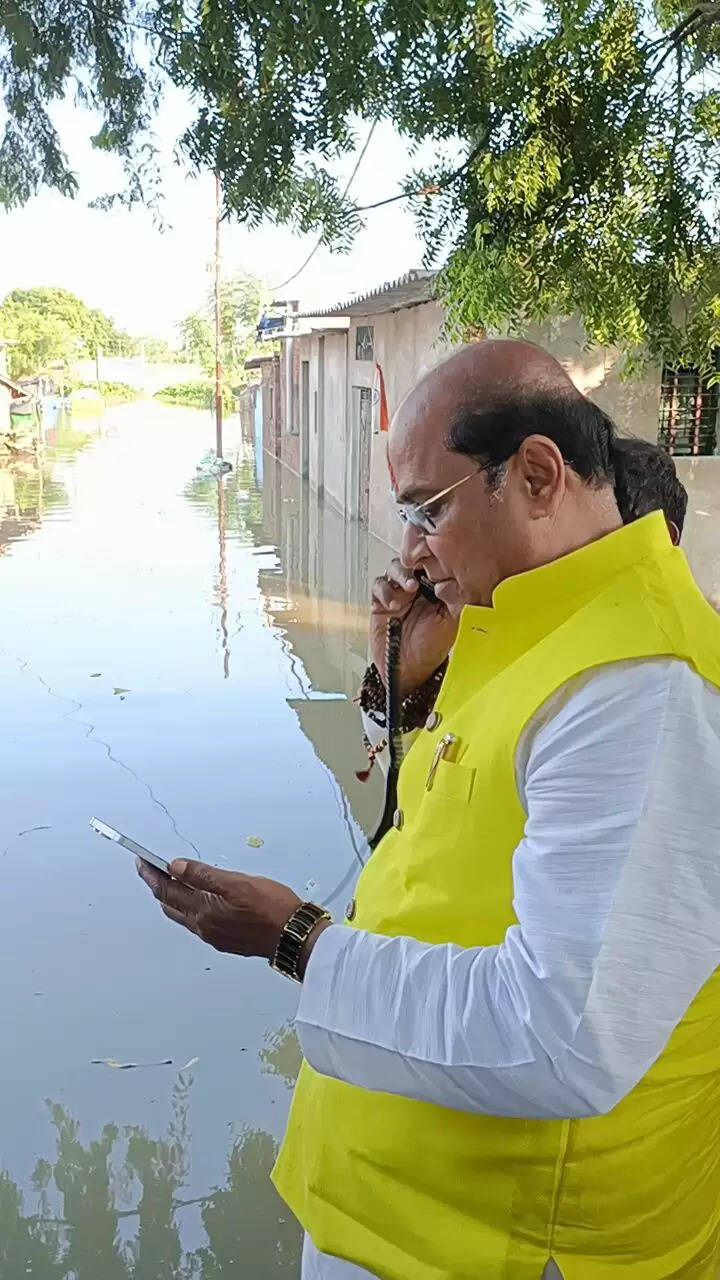 भाजपा विधायक नीलिमा कटियार एवं सुरेन्द्र मैथानी ने सुनी बाढ़ पीड़ितों की समस्याएं