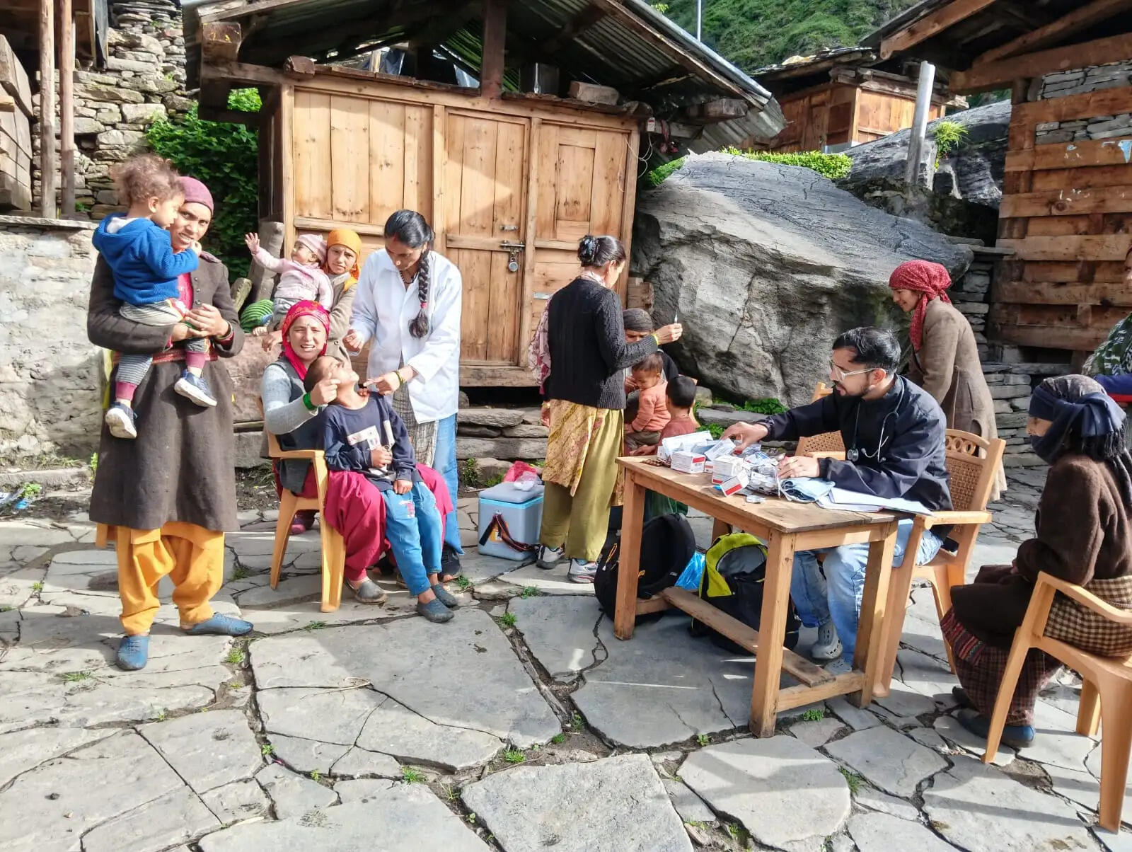 मोरी के बडासू क्षेत्र में खांसी, जुखाम से पीड़ित है ग्रामीण