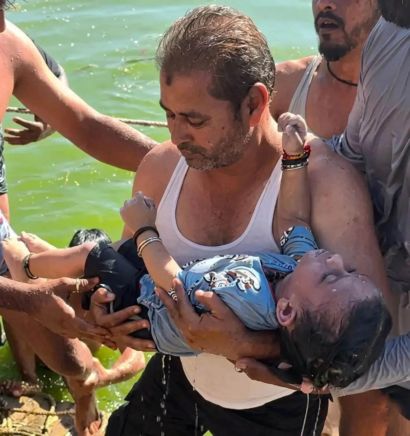 उज्जैनः खेलते समय तालाब में गिरी मासूम, गोताखोरों ने निकाला शव