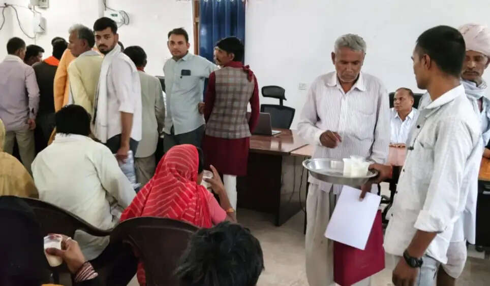 राजगढ़ः कलेक्टर की संवेदनशील पहल, जनसुनवाई में आमजन के लिए शीतल छाछ की व्यवस्था