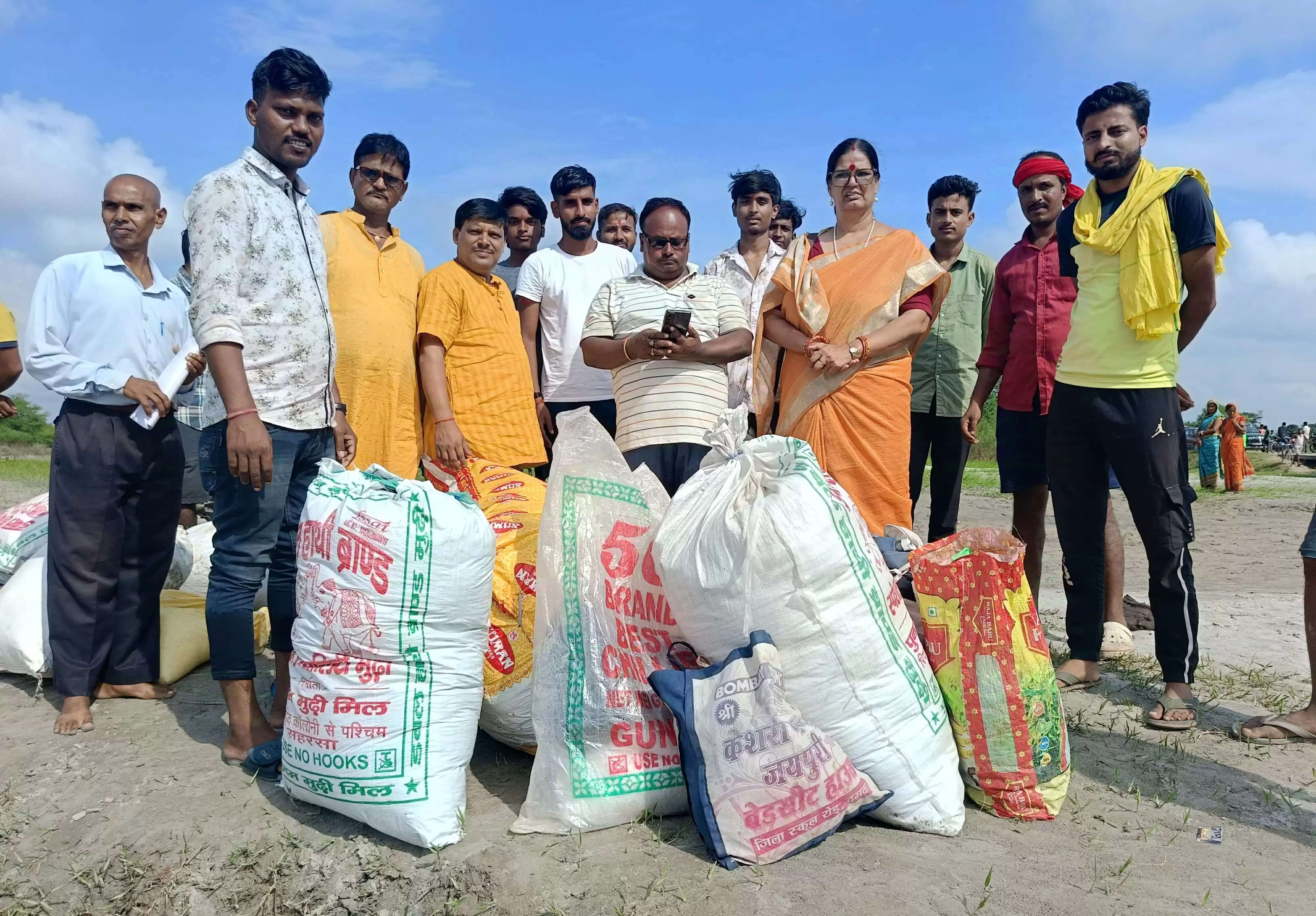 नवहट्टा के हाटी और एराजी में बाढ़ पीड़ितों के बीच राहत सामग्री का वितरण