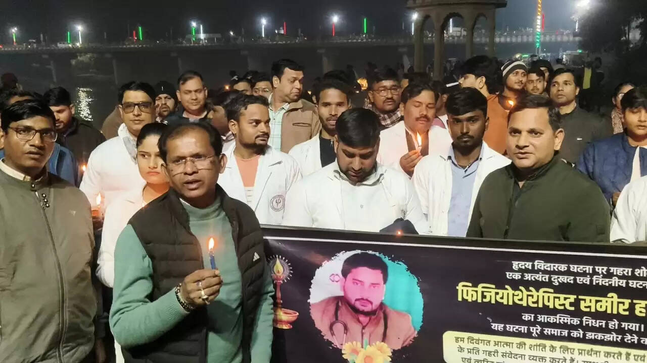 चाइनीज मांझे से मौत के विरोध में निकाला गया कैंडल मार्च, डॉ. समीर हाशमी को दी गई श्रद्धांजलि