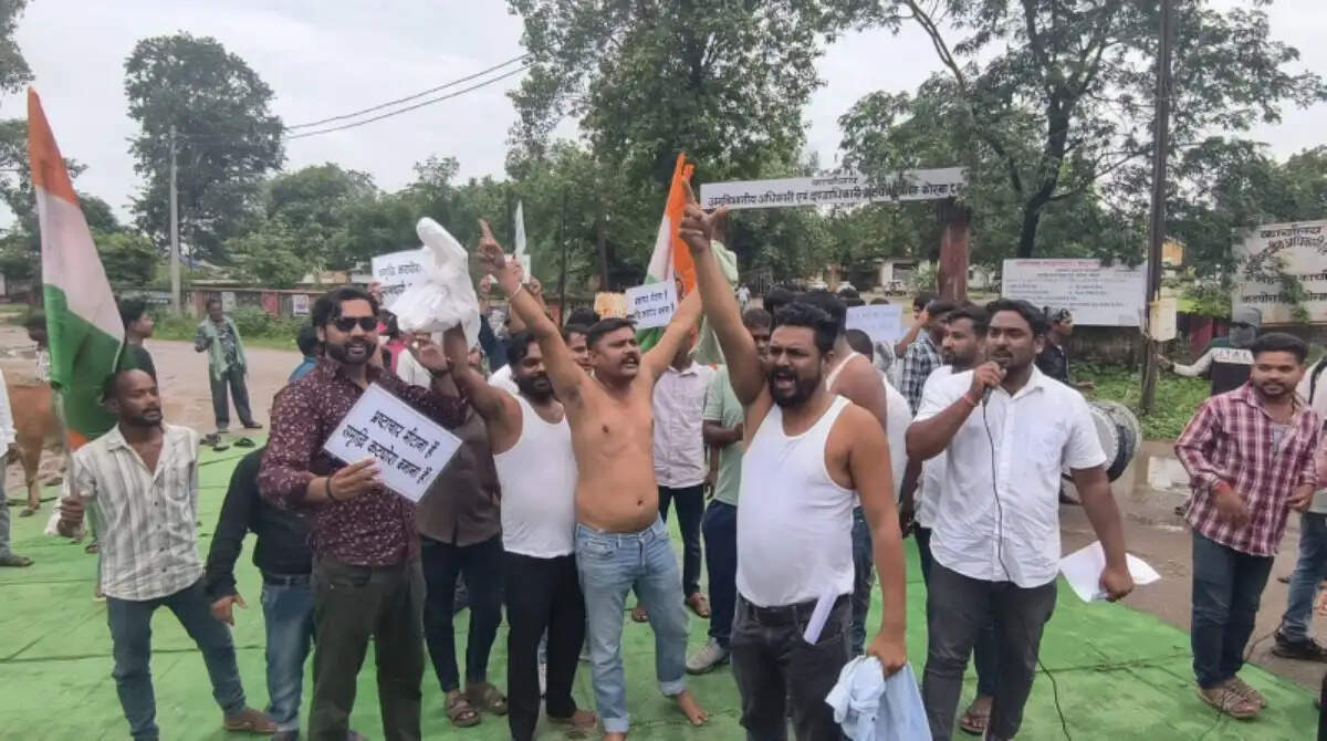 अटल प्रतिमा निर्माण में भ्रष्टाचार का आरोप: कटघोरा में युवा कांग्रेस का अर्धनग्न प्रदर्शन, चक्काजाम का प्रयास