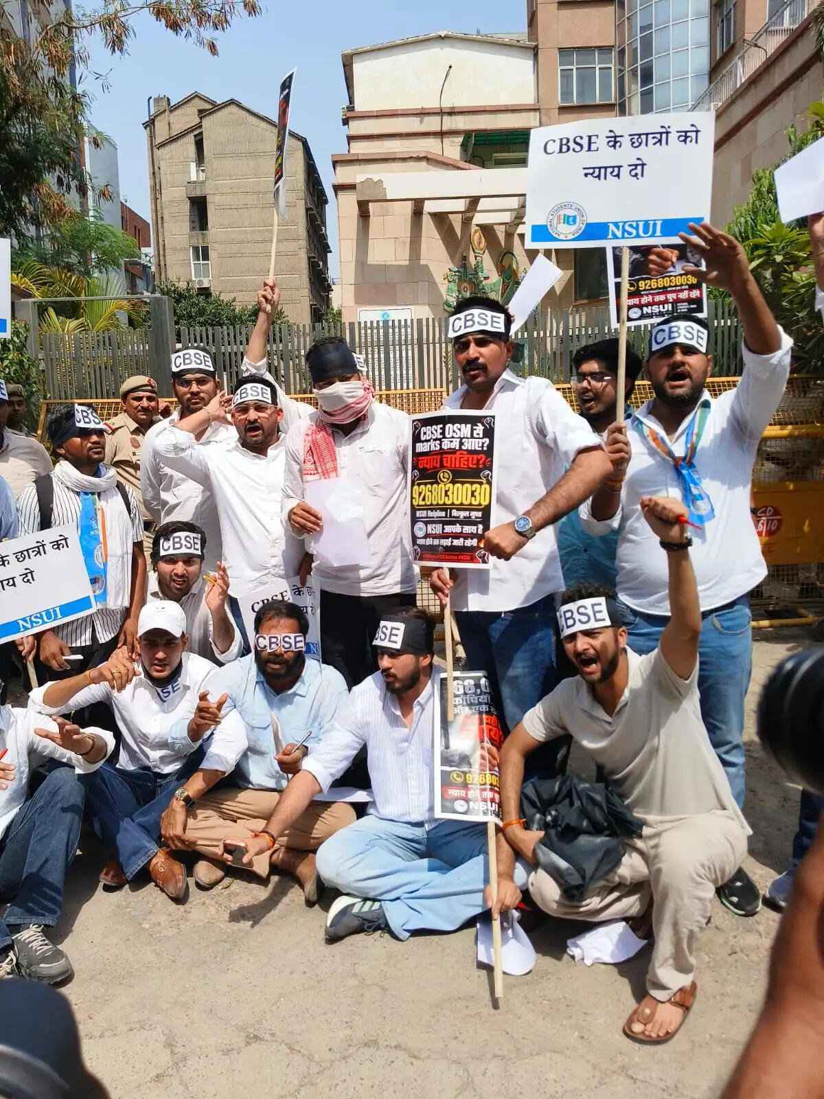 एनएसयूआई का सीबीएसई की ओएसएम नीति के खिलाफ प्रदर्शन