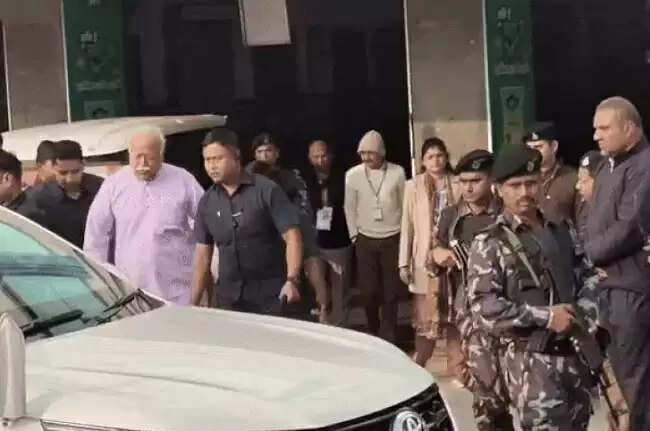 संघ प्रमुख मोहन भागवत इंदौर पहुंचे, खरगोन में ‘मनुष्य निर्माण से राष्ट्र निर्माण’ पर देंगे संबोधन