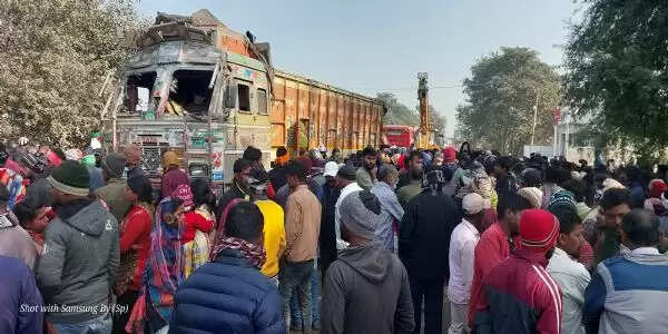 (अपडेट) परिजनों के चित्कार से गूंज उठा गोला, आक्रोशित ग्रामीणों ने ट्रक ड्राइवर को पीटा