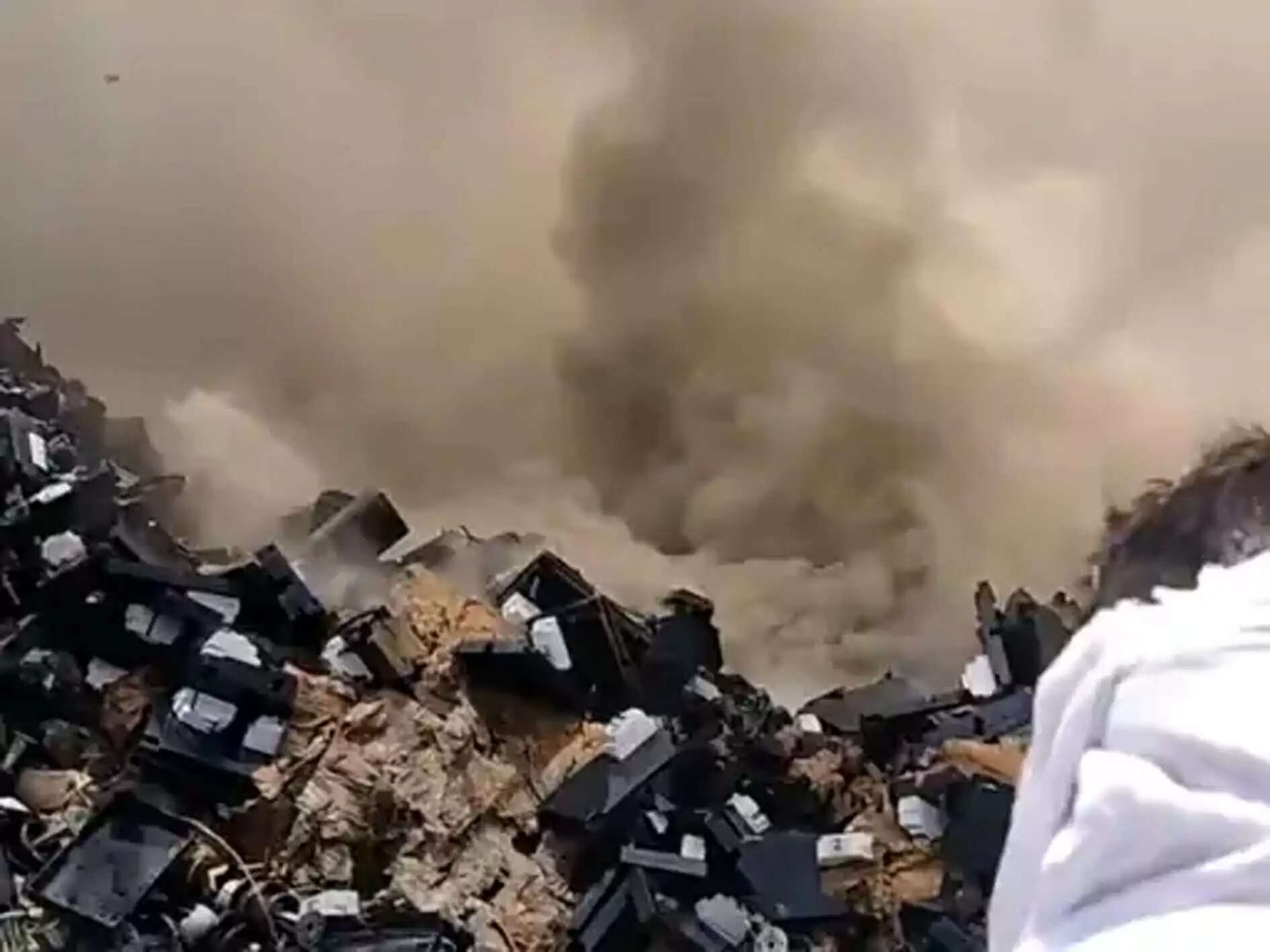 हिसार : फैक्ट्री में आग से हजारों का सामान जला