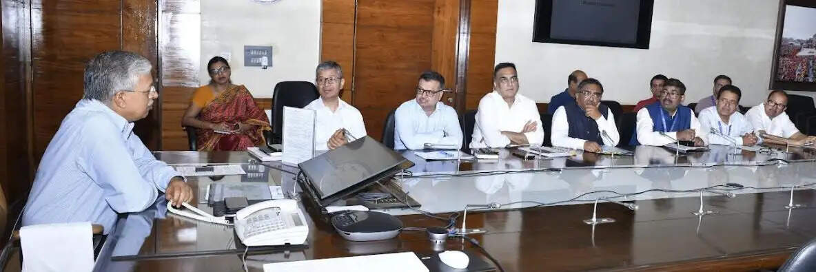 मुख्य सचिव ने की नाबार्ड से वित्त पोषित परियोजनाओं की समीक्षा