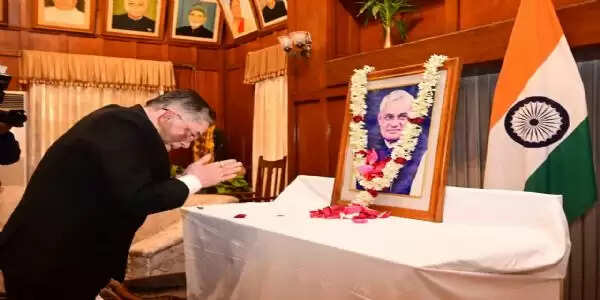 राज्यपाल ने पूर्व प्रधानमंत्री वाजपेयी की जयंती पर अर्पित की श्रद्धांजलि