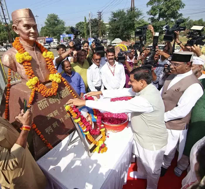 मुख्यमंत्री डॉ. यादव ने महात्मा गांधी और पूर्व प्रधानमंत्री स्व. शास्त्री को जयंती पर की श्रद्धांजलि अर्पित