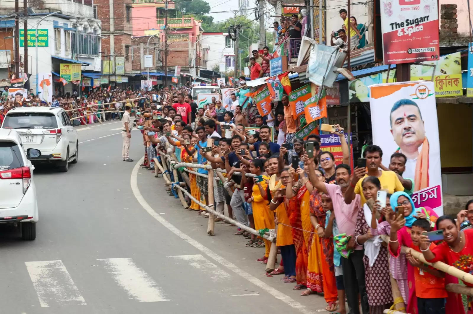 कोलकाता में प्रधानमंत्री मोदी का भाजपा उम्मीदवार तापस राय के समर्थन में रोड शो