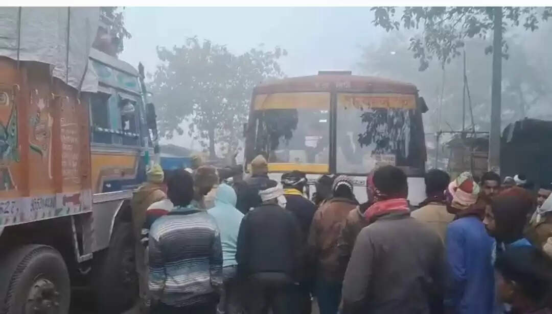 बाबा संग साइकिल से स्कूल जा रहे भाई-बहन बस की टक्कर से घायल