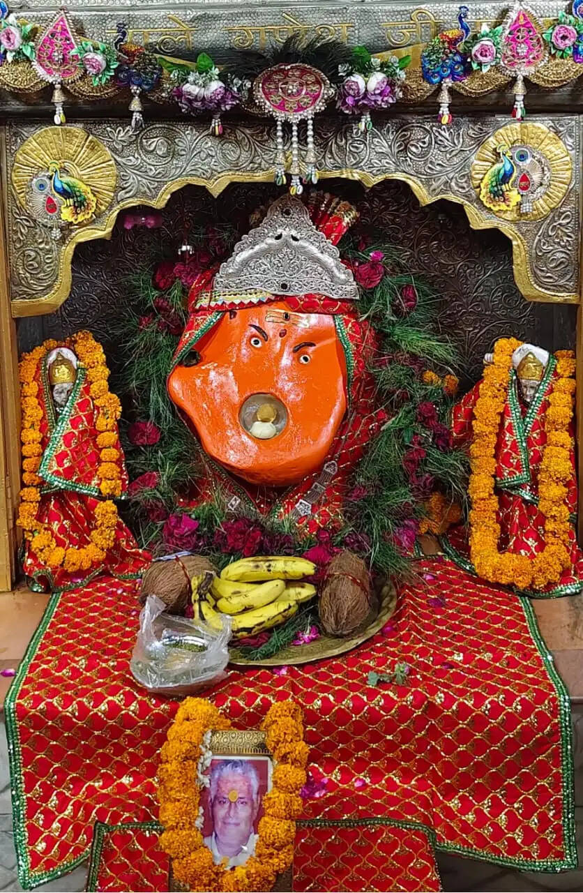 पुष्य नक्षत्र प्रथम पूज्य गणेश जी महाराज का वेद मंत्रोच्चार के साथ हुआ अभिषेक