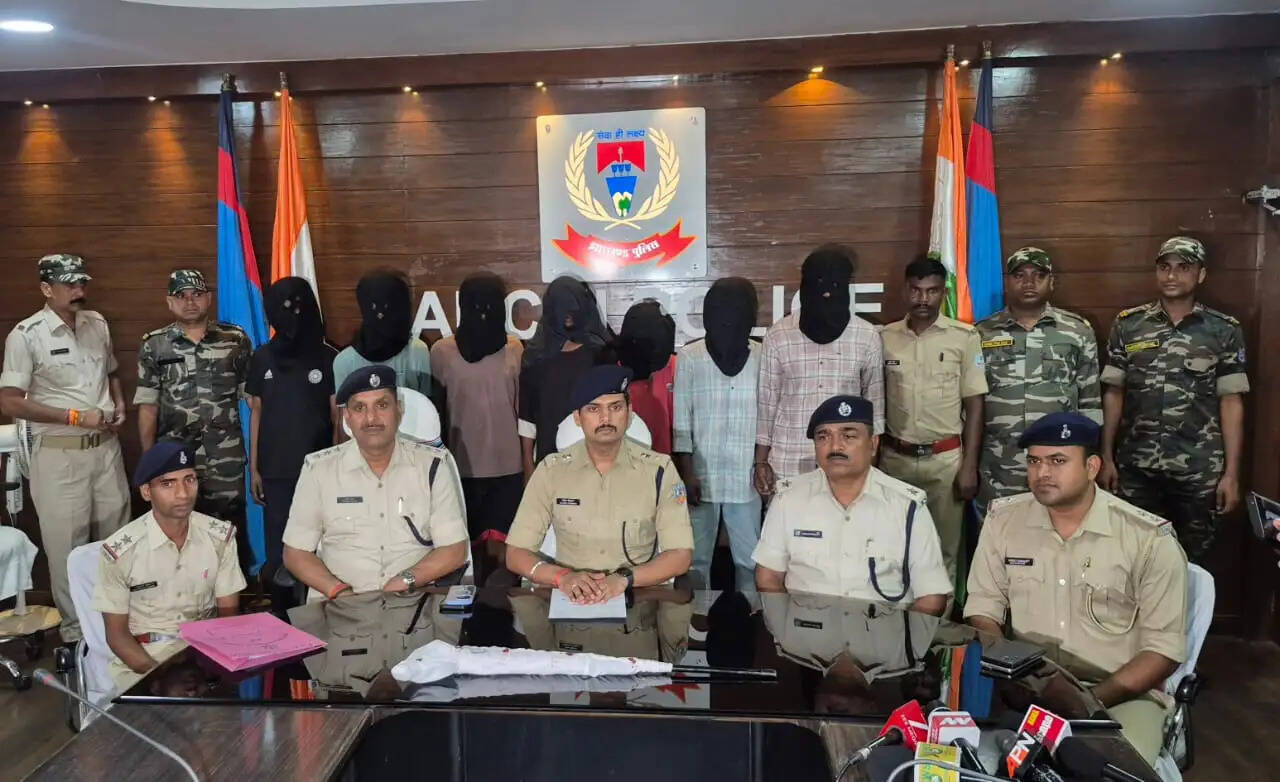 जमीन कारोबारी से लूट मामले में सात गिरफ्तार, राइफल बरामद
