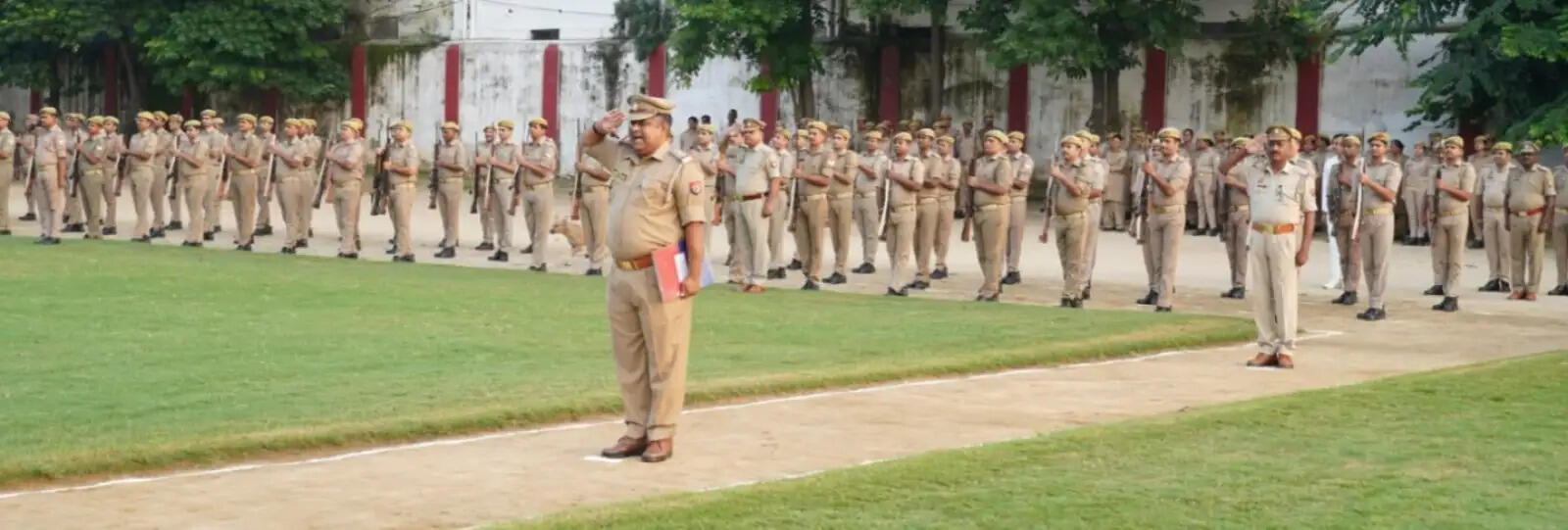शुक्रवार परेड का एसएसपी डॉक्टर कौस्तुभ ने किया निरीक्षण, पुलिसकर्मियों को फिटनेस और अनुशासन का दिया संदेश